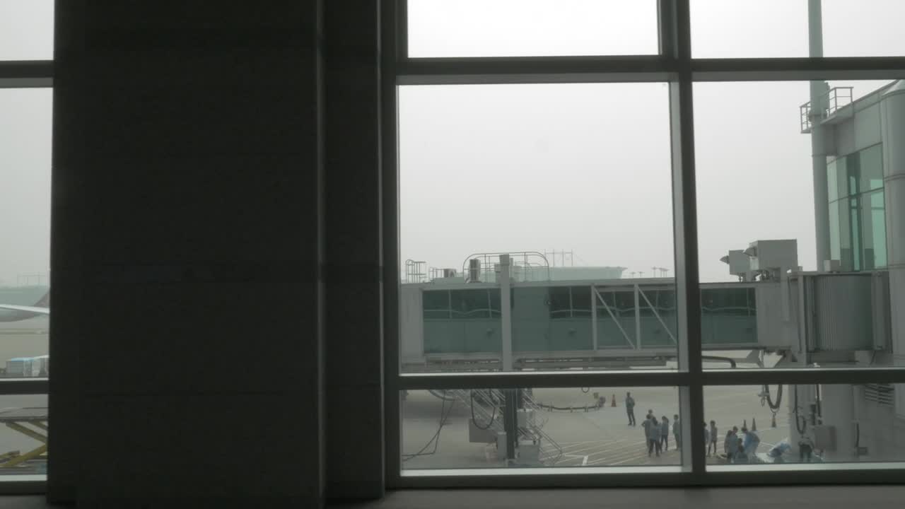 Stock Video Passenger Plane Attached To A Bridge Live Wallpaper - Free Download