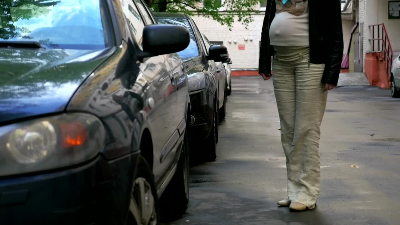 Video Stock Pregnant Woman Getting Into A Car Live Wallpaper Free - Free Download