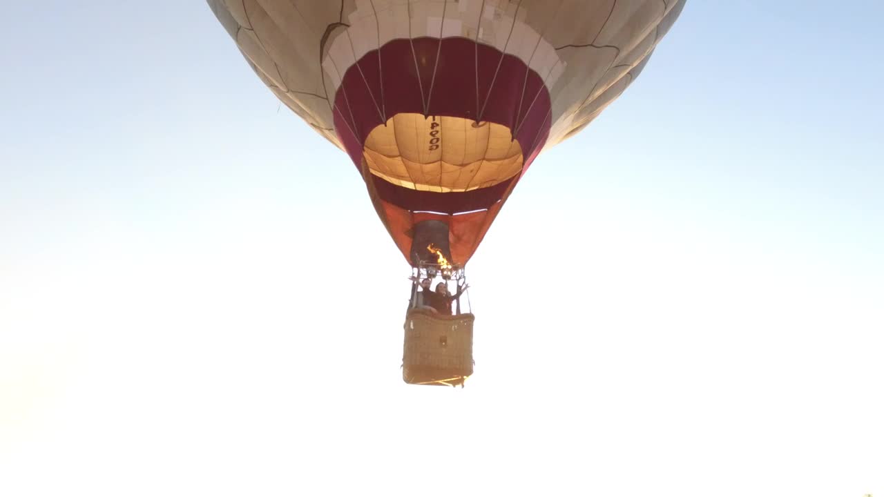 Stock Video Hot Air Balloon Landing Animated Wallpaper - Free Download