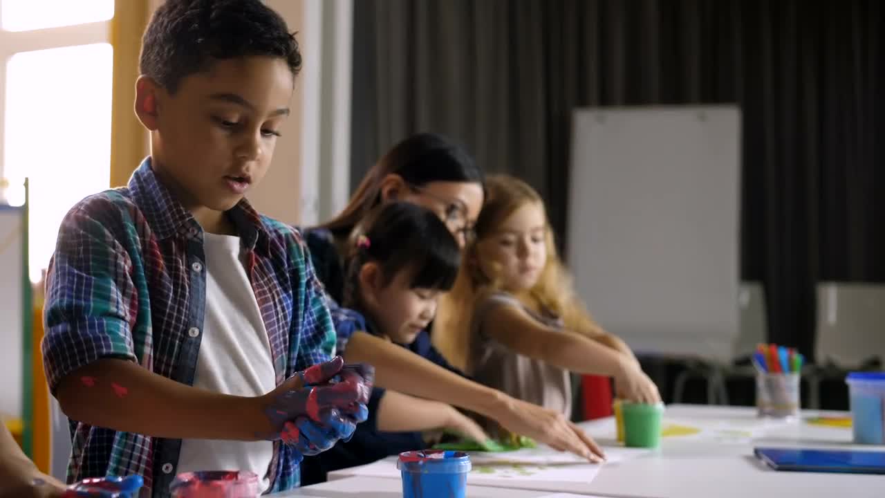 Video Stock Children Learning With Paint At The School Live Wallpaper For PC - Free Download