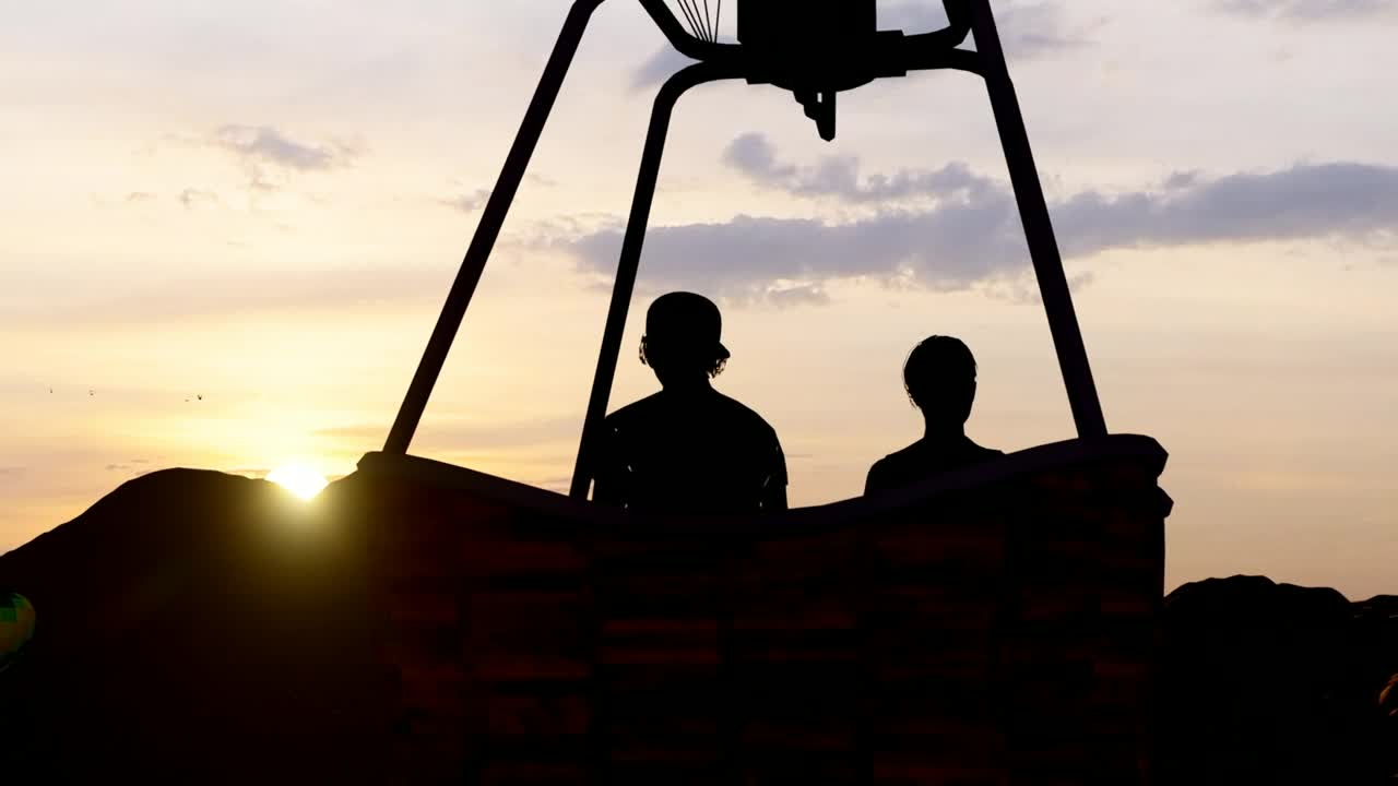 Free Stock Video Silhouette Of A Hot Air Balloon Towards The Sunset Live Wallpaper - Free Download
