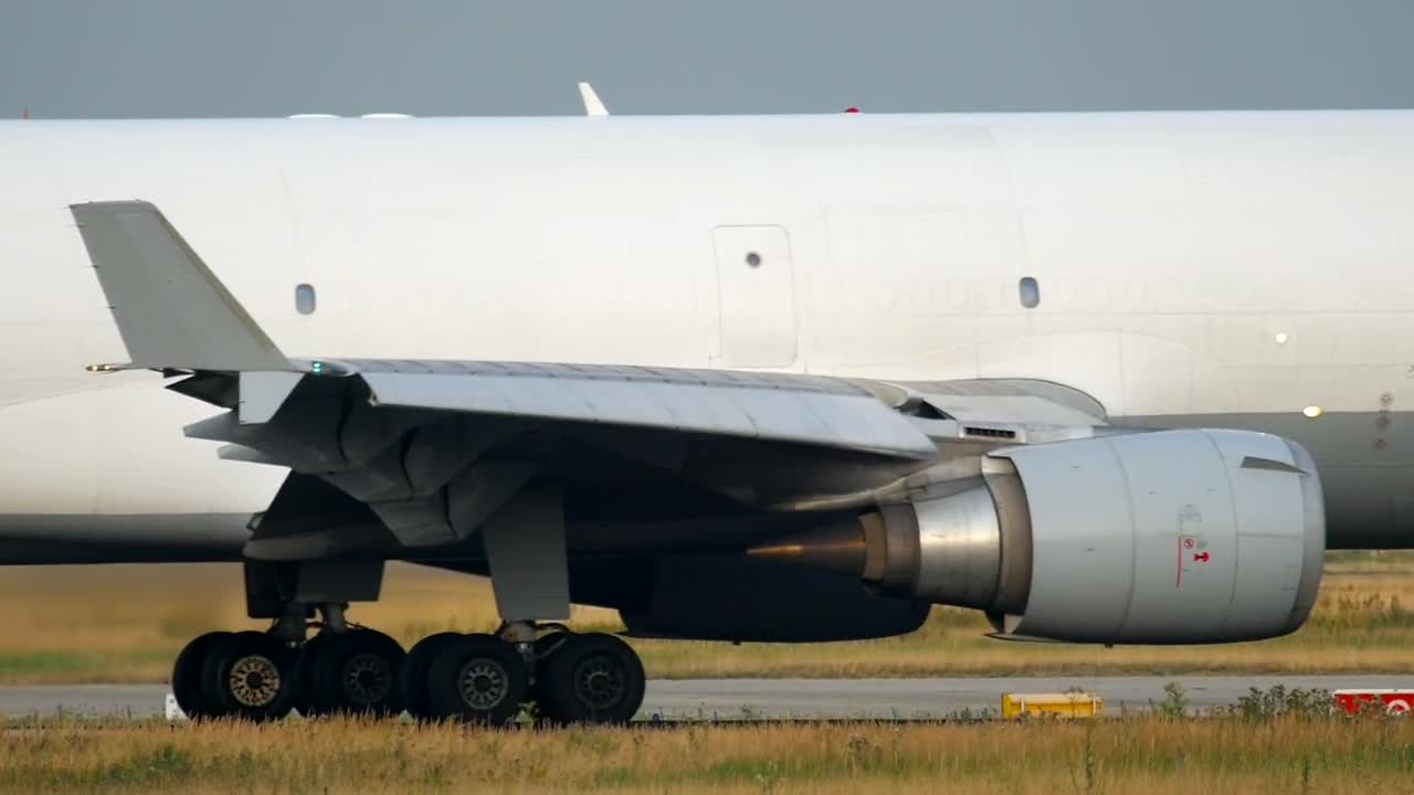 Video Stock Cargo Airplane Moving On The Track Live Wallpaper For PC - Free Download