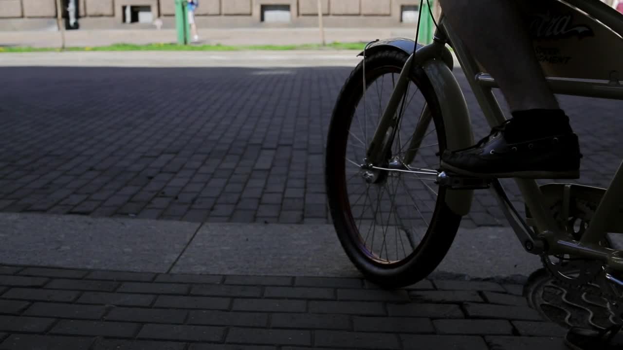 Stock Video Joining Friends For A Cycle Ride Animated Wallpaper - Free Download