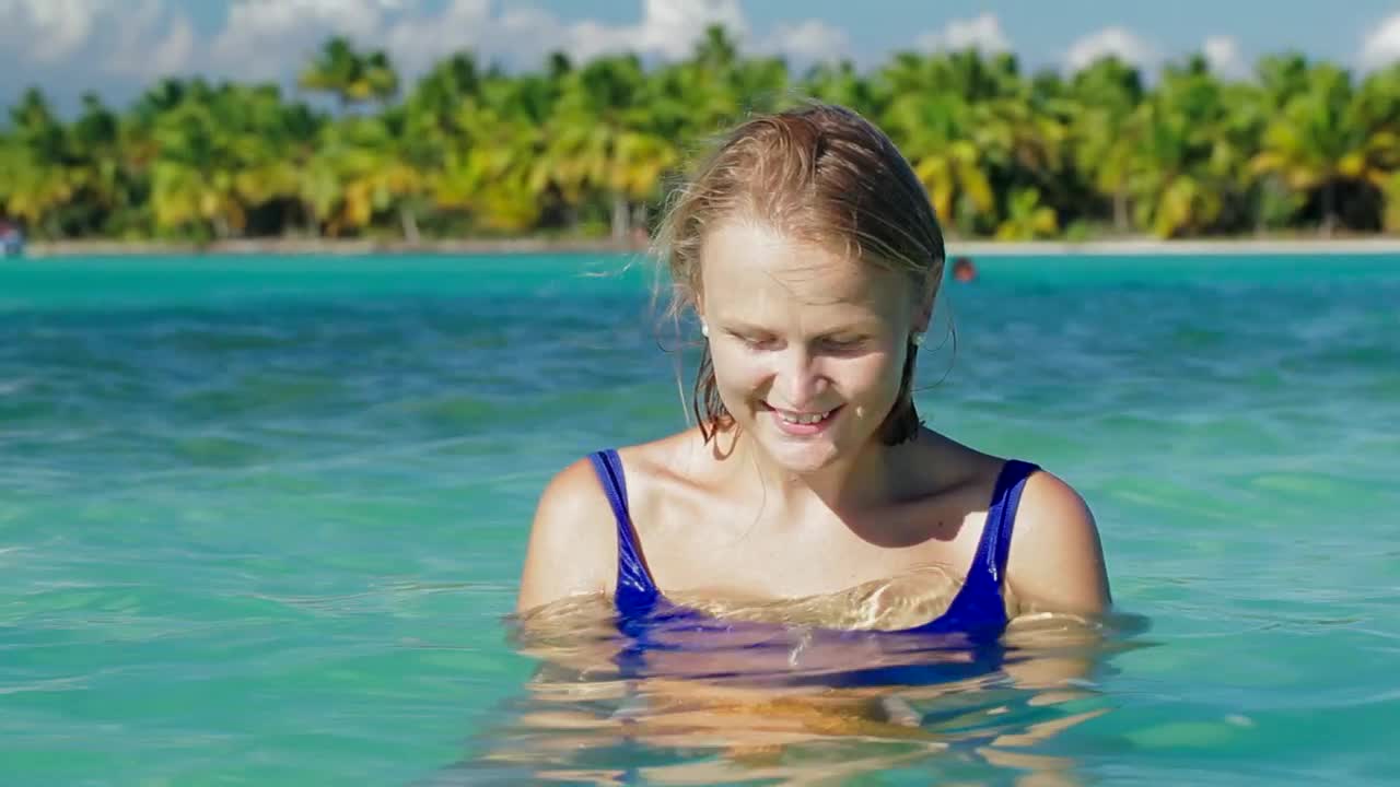 Free Video Stock Smiling Woman Holding A Starfish Live Wallpaper - Free Download