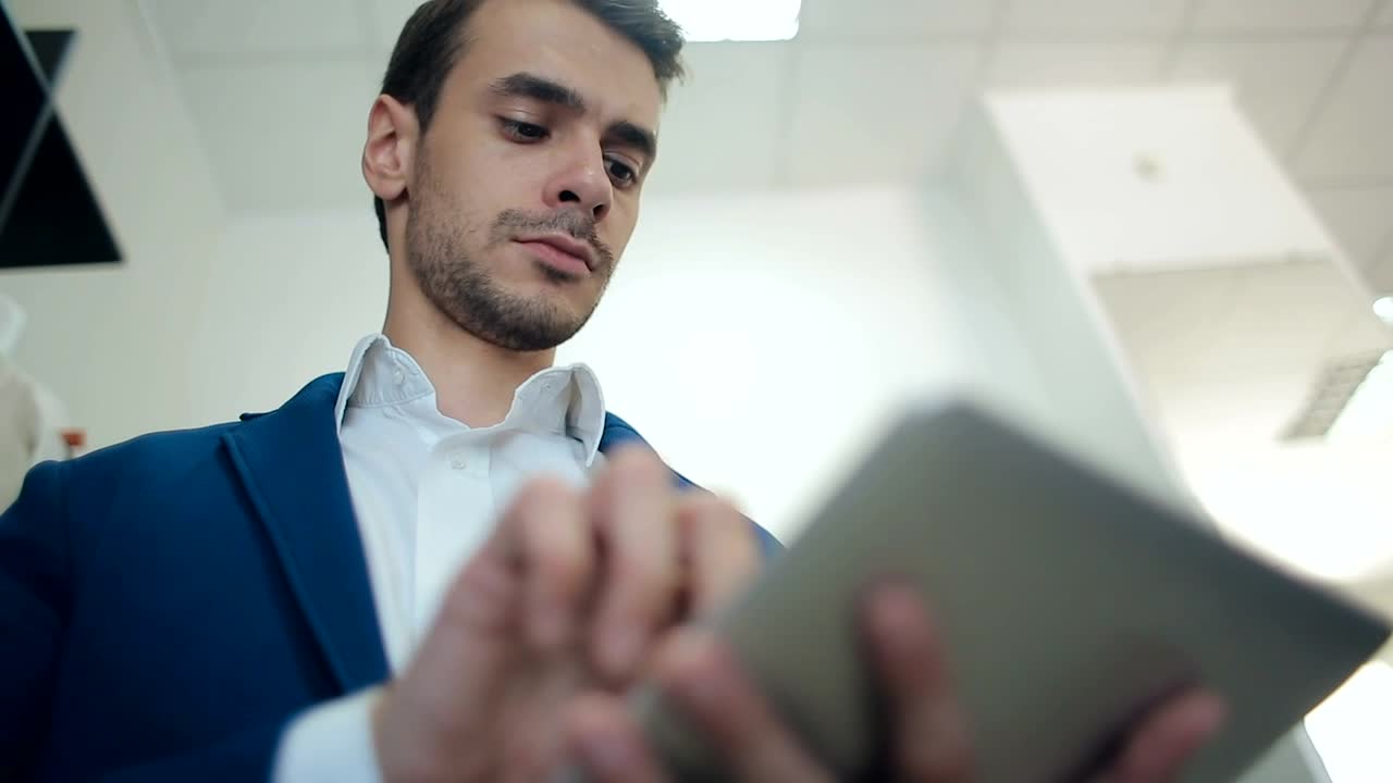 Free Stock Video Young Entrepreneur Reviews Data On His Tablet Live Wallpaper - Free Download