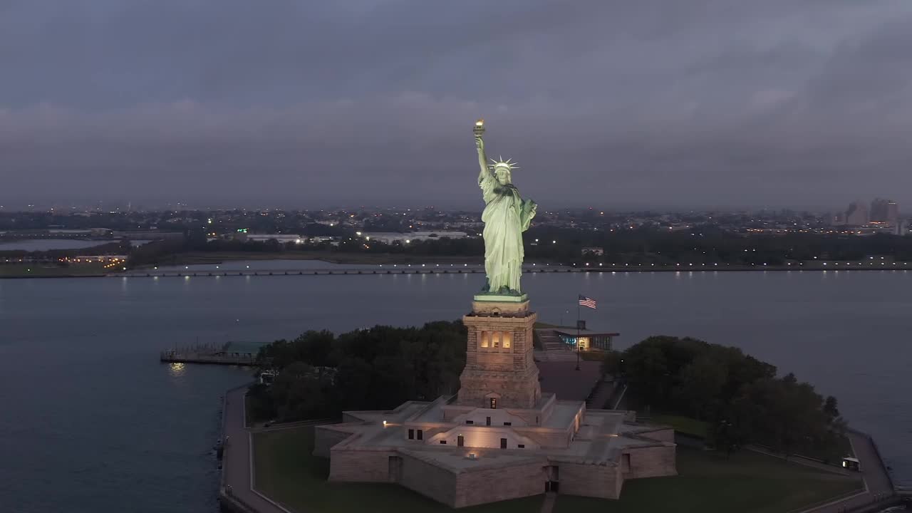 Free Video Stock the statue of liberty seen from the front Live Wallpaper - Free Download
