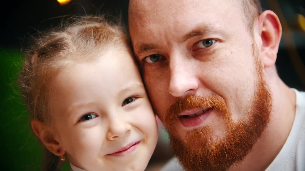 Video Stock Portrait Of A Father With Her Lovely Daughter Live Wallpaper Free - Free Download
