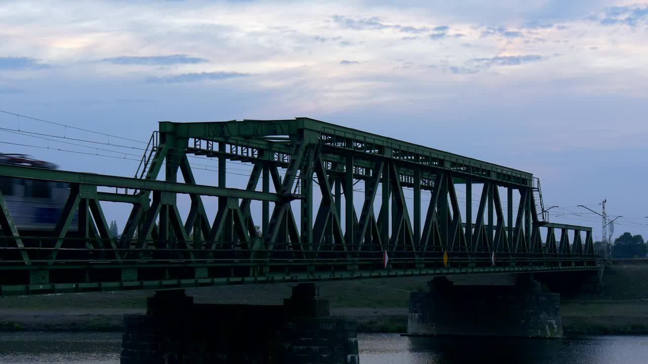 Stock Video Metro Crossing An Iron Bridg Animated Wallpaper - Free Download