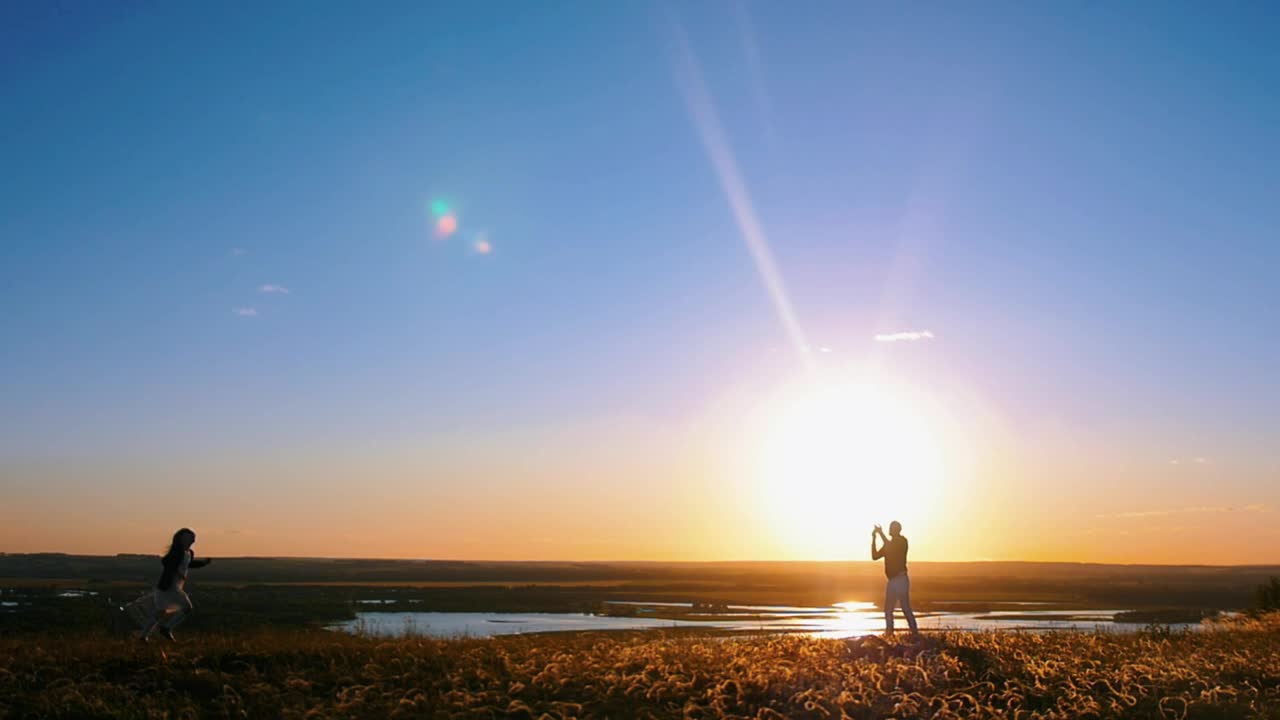 Stock Video Man Flying A Kite And A Girl Running At Sunset Animated Wallpaper - Free Download