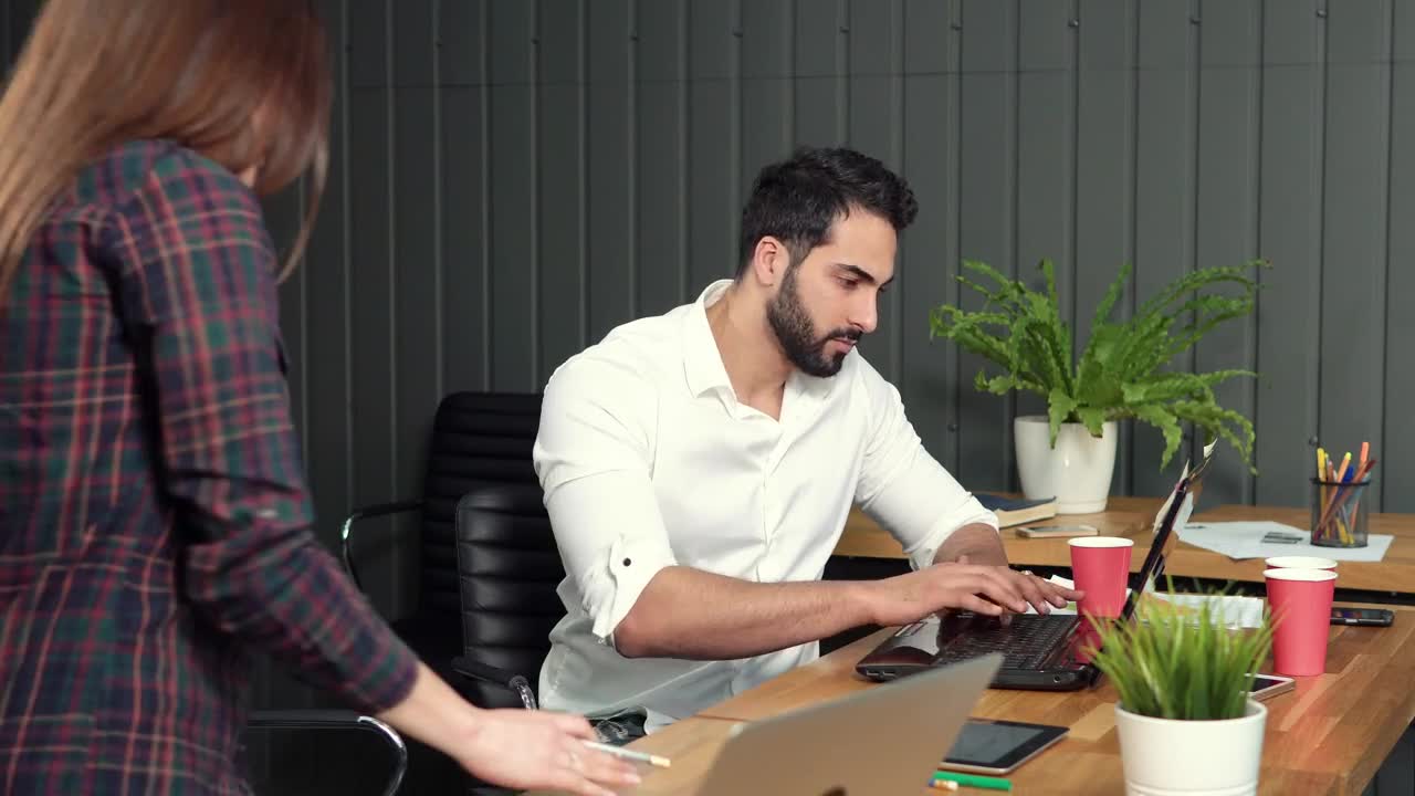Free Video Stock team comes to help man working on laptop Live Wallpaper - Free Download