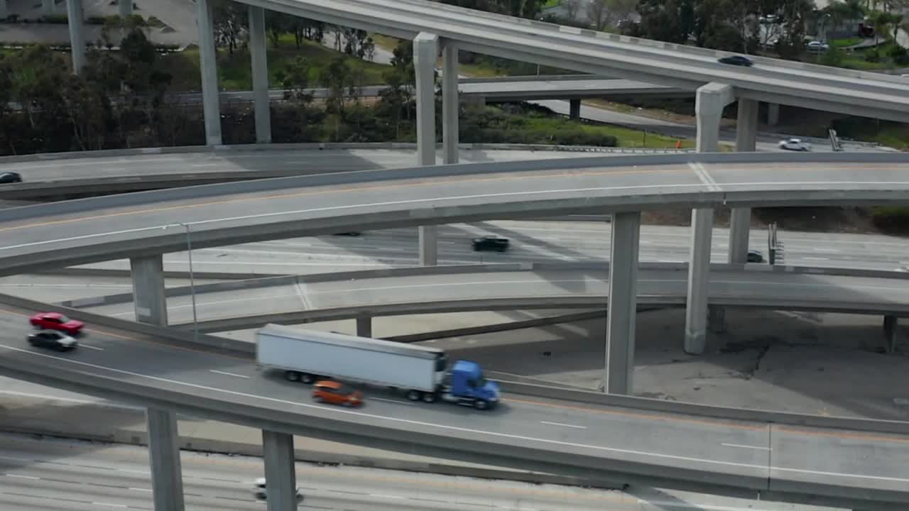 Free Video Stock traffic on bridges and freeways close up Live Wallpaper - Free Download
