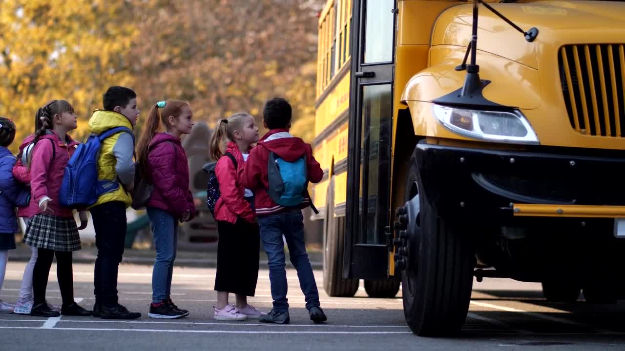 Video Stock Pupils Getting On A Yellow Bus Live Wallpaper Free - Free Download