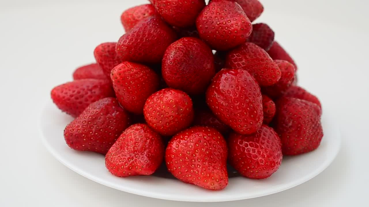 Video Stock Presentation Of Strawberries On A Spinning Dish Live Wallpaper Free - Free Download