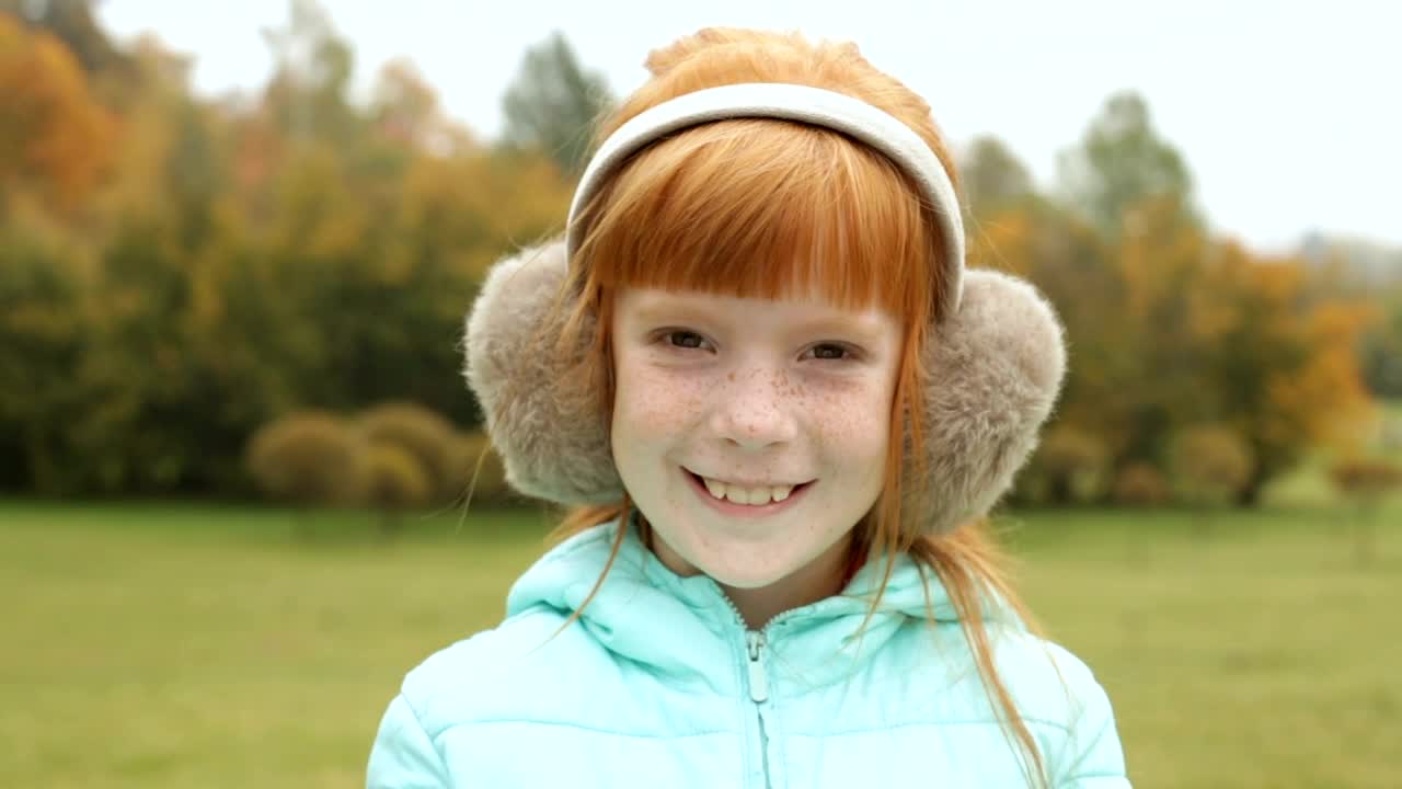 Stock Video Girl Smiling And Winking Live Wallpaper For PC - Free Download