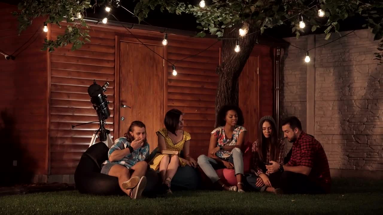 Stock Video Friends Taking A Selfie In The Backyard Live Wallpaper For PC - Free Download