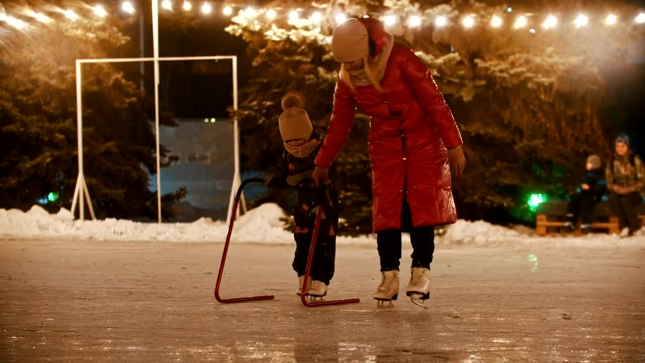 Stock Video Mother Teaching Her Daughter To Ice Skatin Animated Wallpaper - Free Download