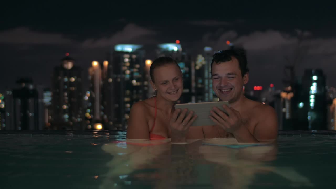 Stock Video Couple Having A Video Call On Holiday Live Wallpaper For PC - Free Download