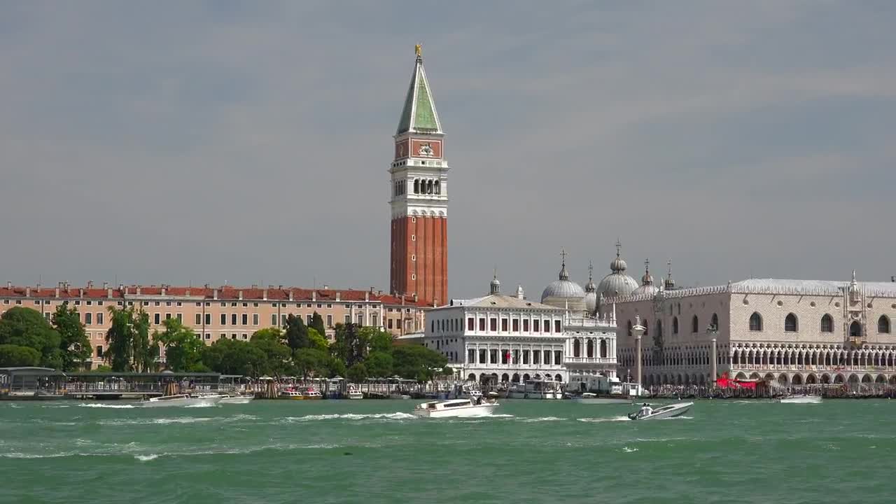 Free Stock Video Sailing Through Venecia Canals Live Wallpaper - Free Download