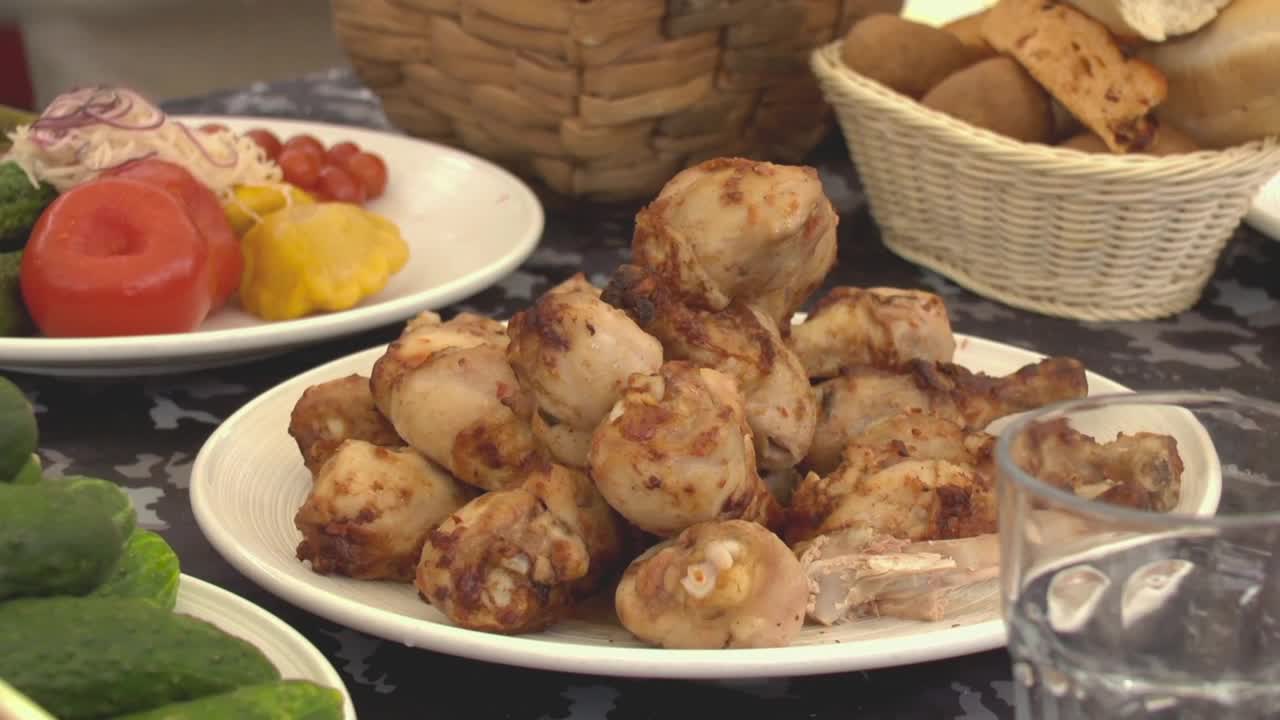 Video Stock Choosing A Chicken Leg To Eat Live Wallpaper For PC - Free Download