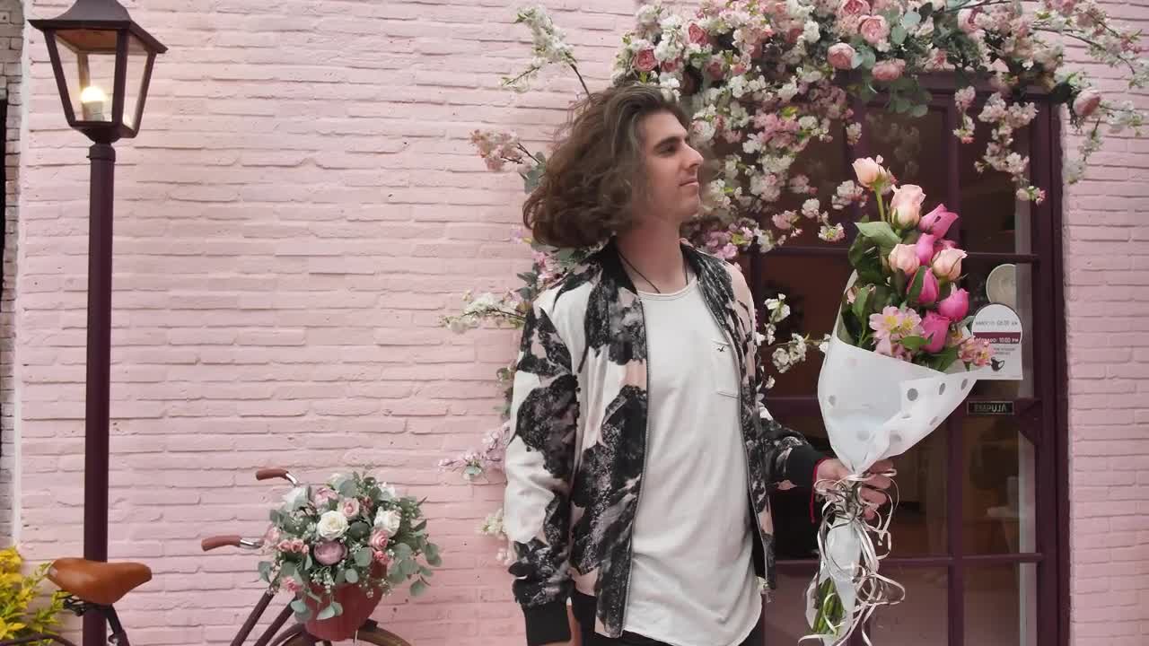 Free Stock Video Young Man With Flowers Waiting For His Girlfriend Live Wallpaper - Free Download