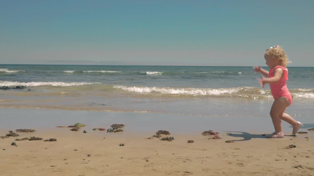 Free Video Stock toddler playing with a beach ball Live Wallpaper - Free Download
