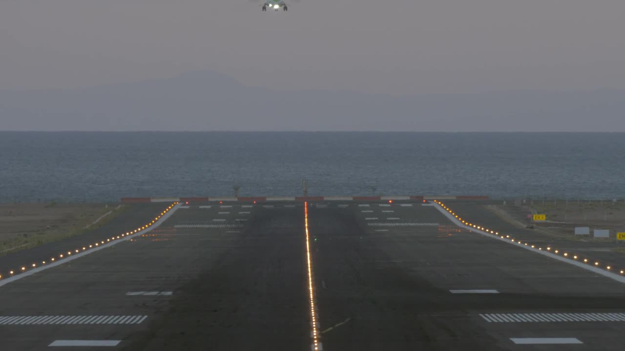 Stock Video Passenger Plane Coming In To Land Quickly Live Wallpaper - Free Download