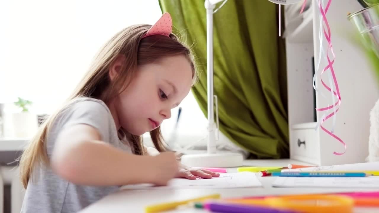 Stock Video Girl Drawing Quickly Live Wallpaper For PC - Free Download
