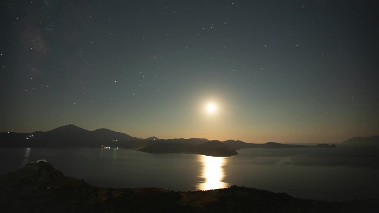 Free Video Stock the milky way revealing itself in the night sky Live Wallpaper - Free Download