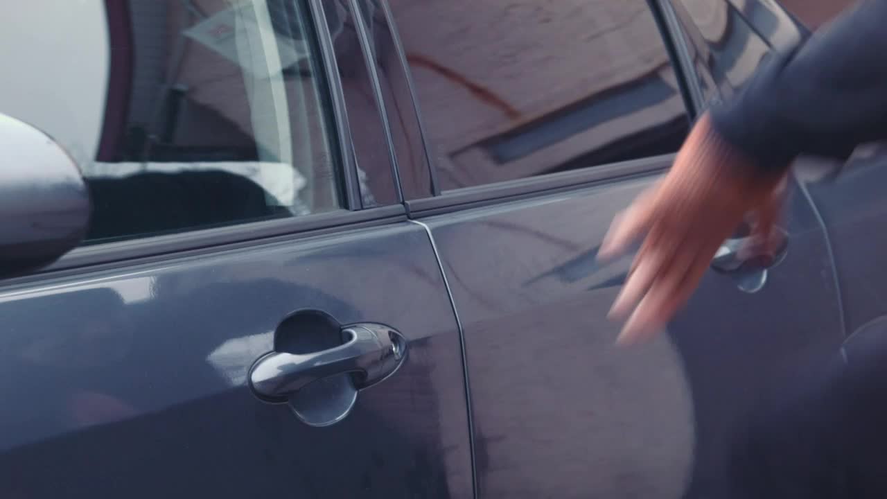 Free Video Stock thief steals a phone and a tablet from the car Live Wallpaper - Free Download