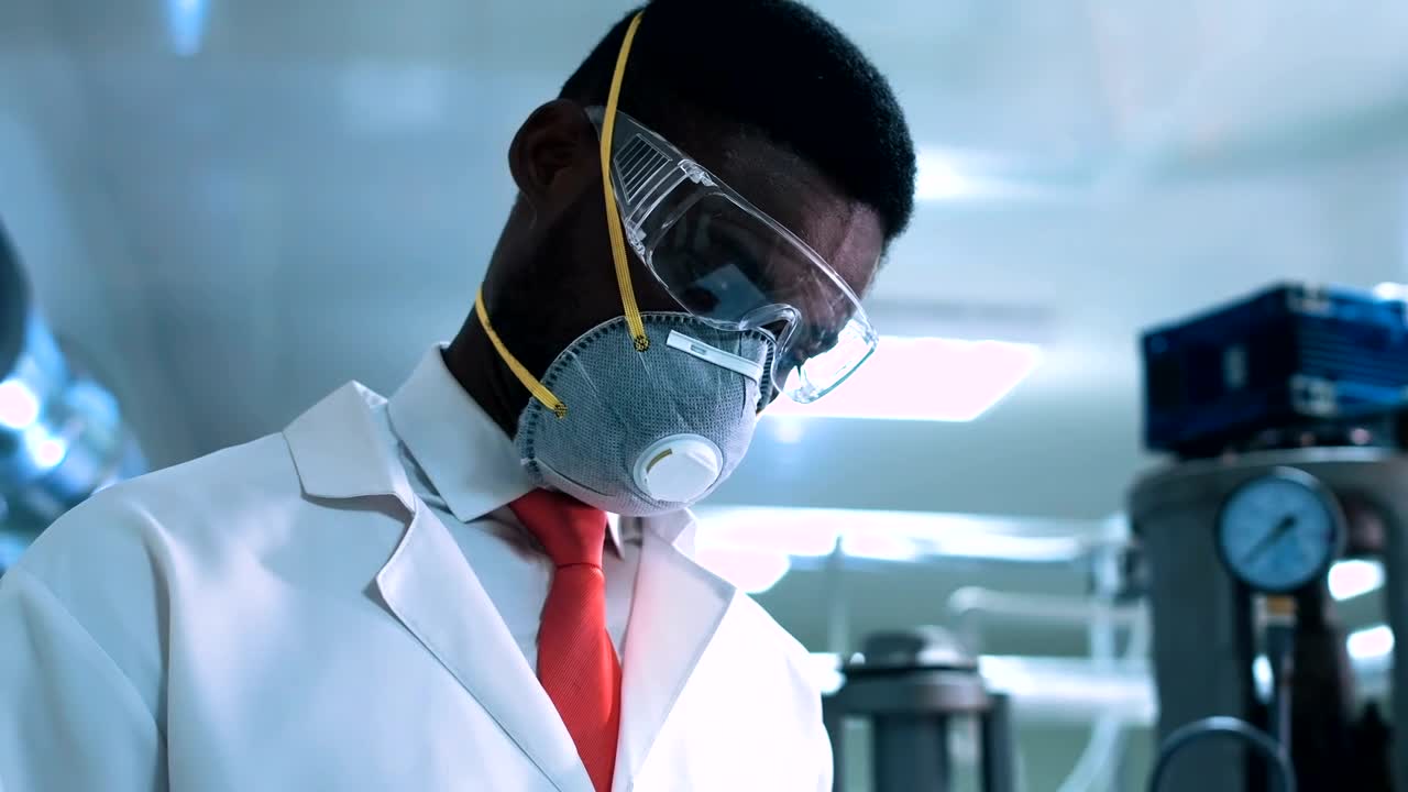 Free Stock Video Scientist With A Facemask In The Lab Live Wallpaper - Free Download