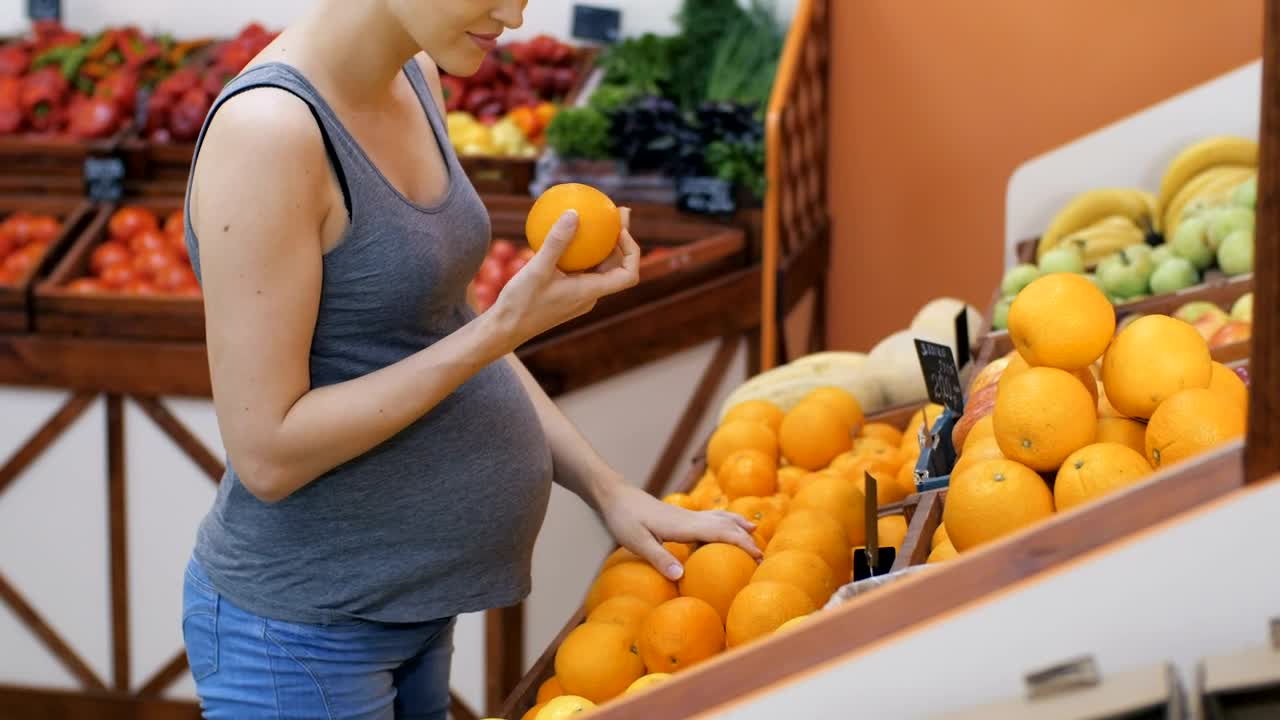 Video Stock Pregnant Woman Buying Fresh Oranges At The Market Live Wallpaper Free - Free Download