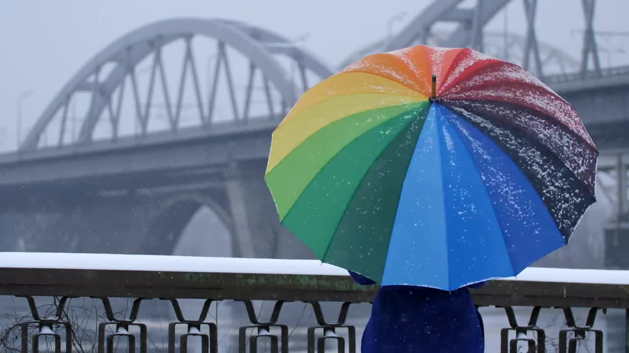 Video Stock Person With A Colorful Umbrella On A Snowy Day Live Wallpaper Free - Free Download