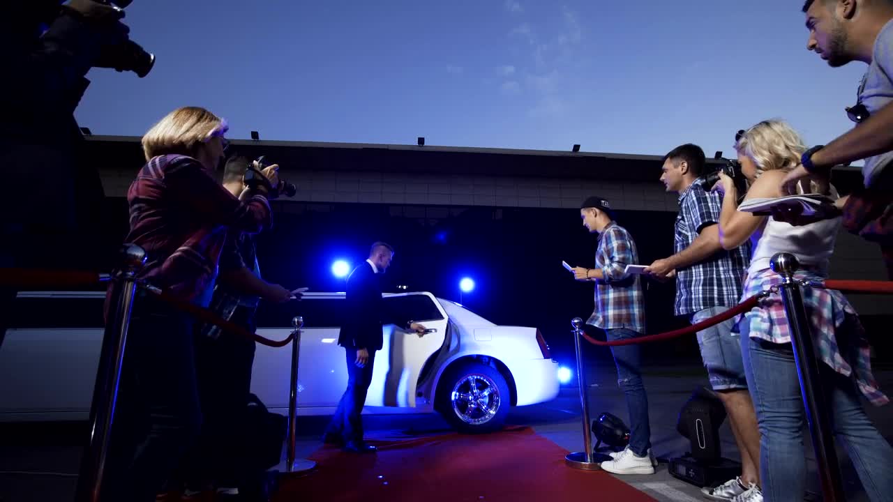 Video Stock Celebrity Couple Signing Autographs Live Wallpaper For PC - Free Download