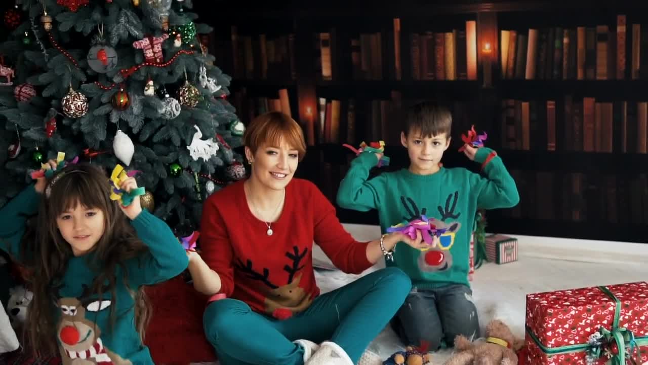 Stock Video Happy Family Celebrating Christmas Animated Wallpaper - Free Download