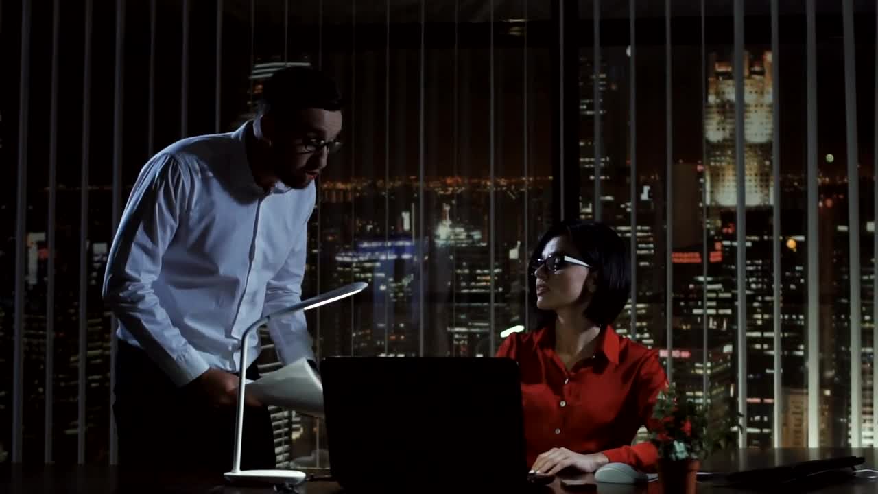 Free Video Stock the angry boss is screaming at a woman Live Wallpaper - Free Download