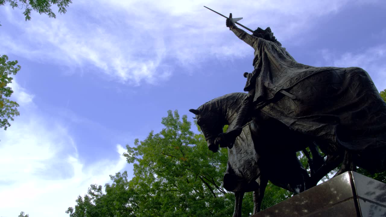 Free Video Stock Statue Against A Blue Sky Live Wallpaper - Free Download