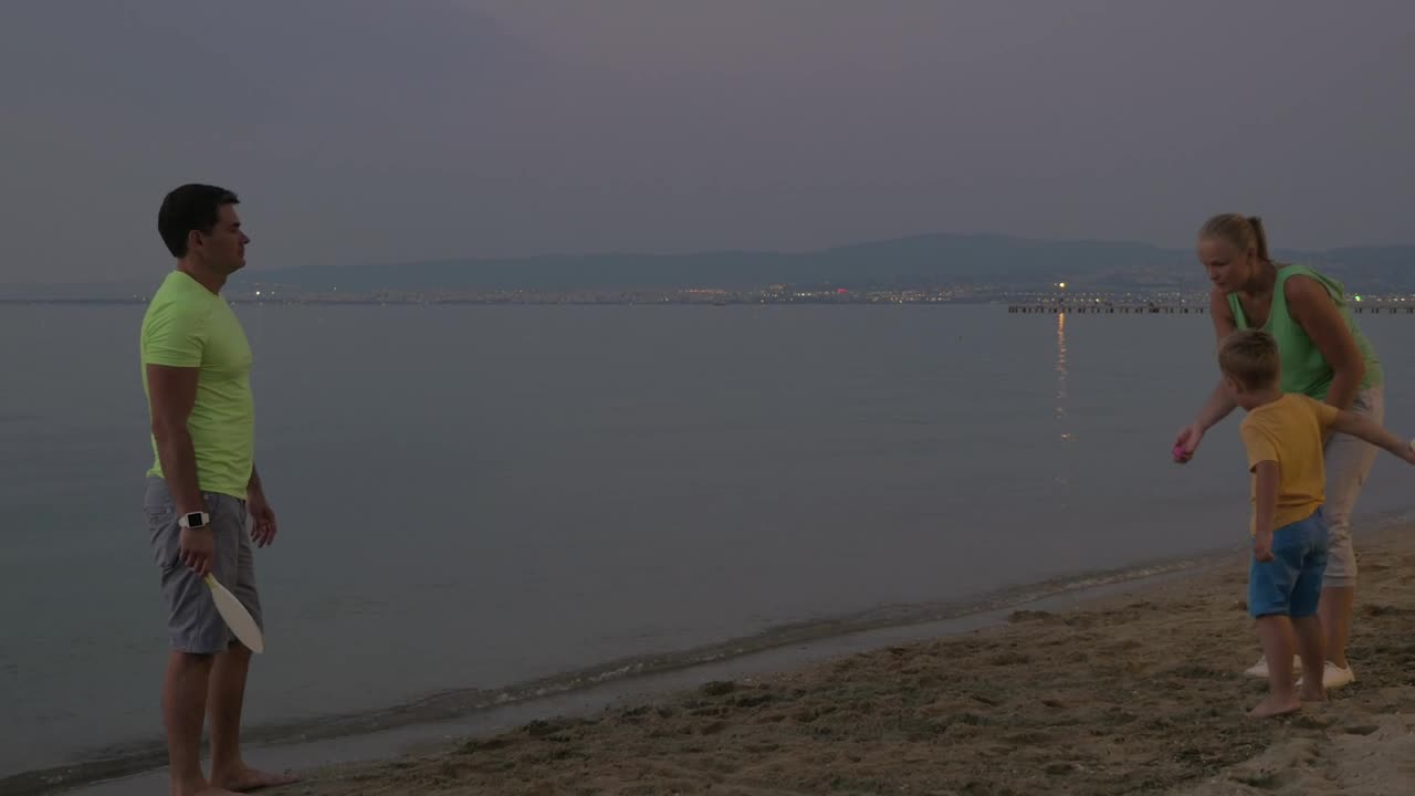 Free Video Stock Spending The Evening At The Beach Live Wallpaper - Free Download