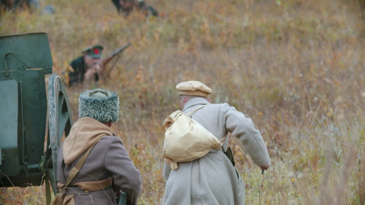 Free Video Stock Soldiers Aiming And Shooting In The Battlefield Live Wallpaper - Free Download