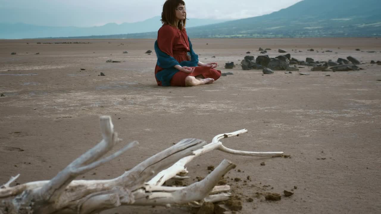 Stock Video Meditating In A Windy Desert Environmen Animated Wallpaper - Free Download
