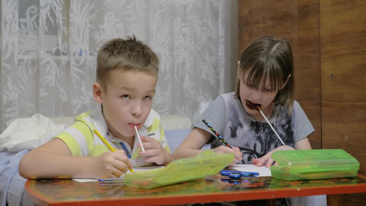 Video Stock Children Eating Candy While Drawing Live Wallpaper For PC - Free Download