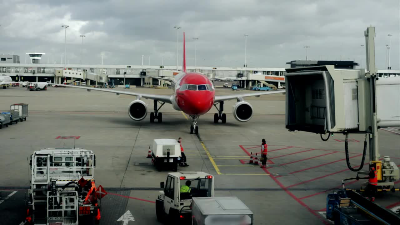 Video Stock Plane Arriving To An Airport Terminal Live Wallpaper Free - Free Download