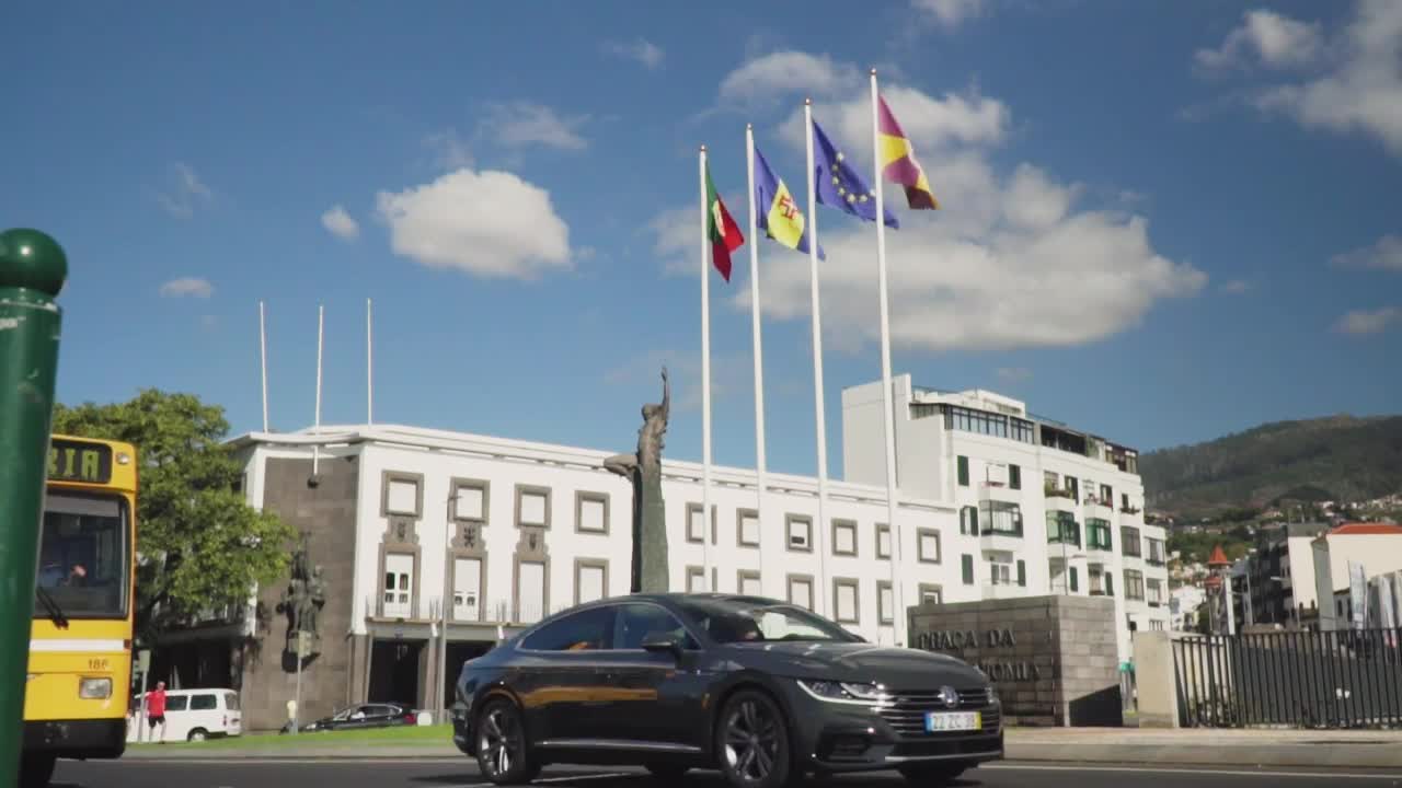 Video Stock Cars And Buses Passing By A Large City Building Live Wallpaper For PC - Free Download