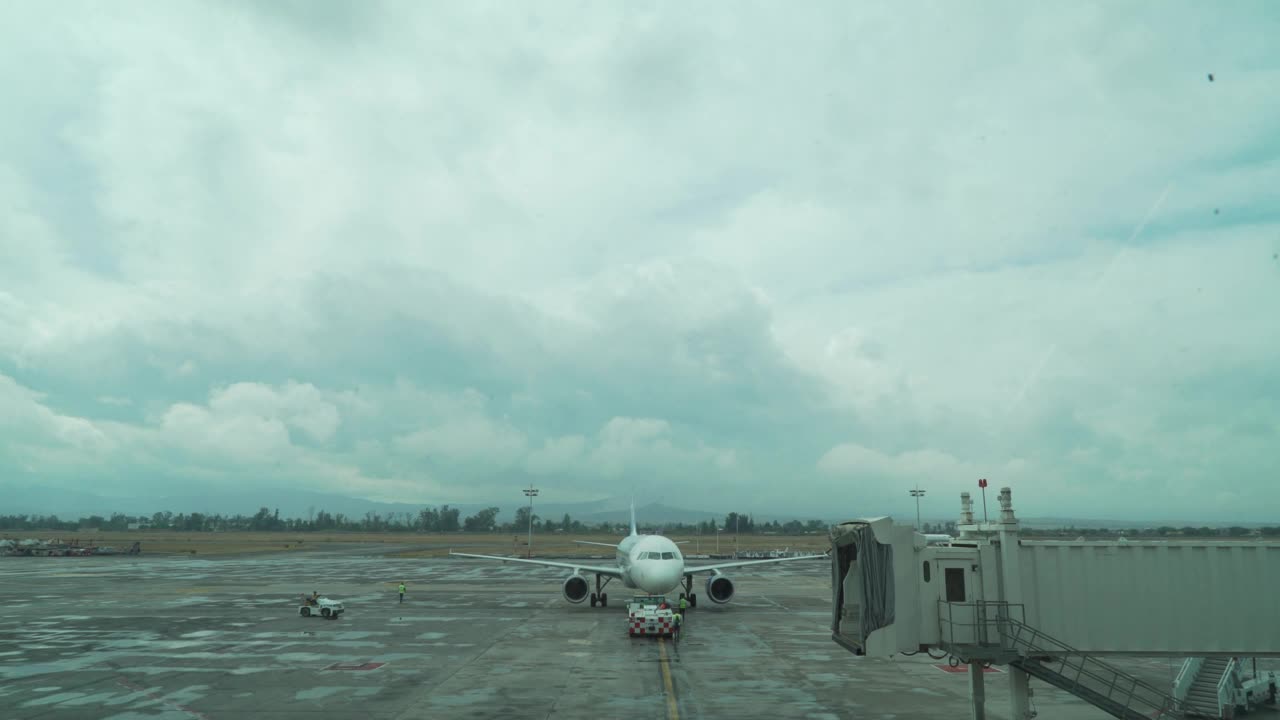 Video Stock Plane On An Airstrip Live Wallpaper Free - Free Download