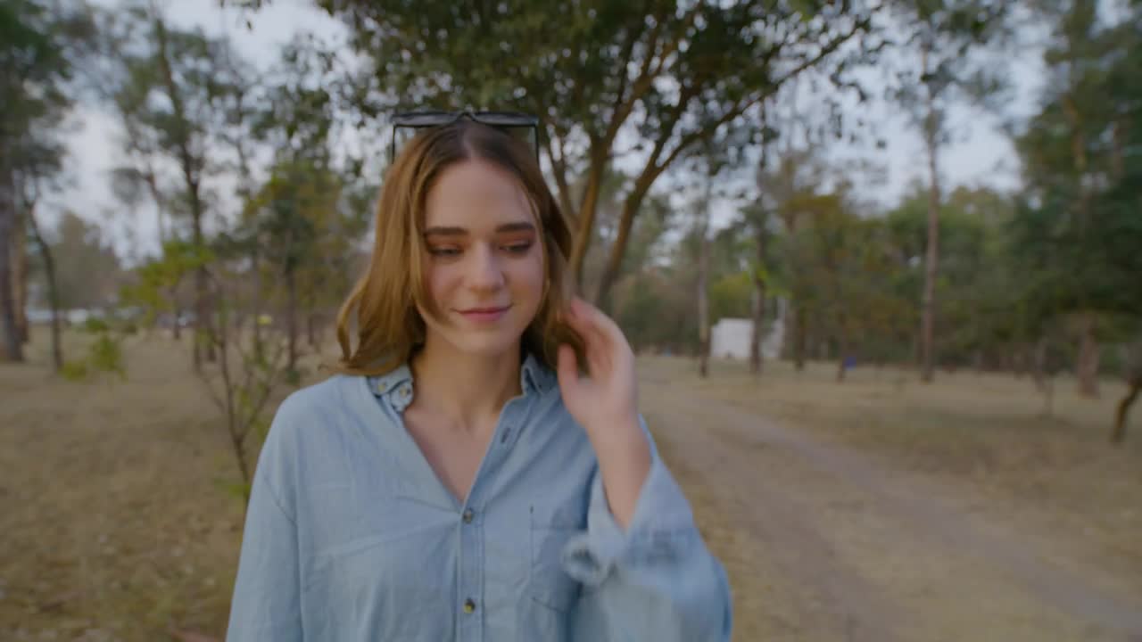 Stock Video Girl Flirting With Her Boyfriend In A Car Live Wallpaper For PC - Free Download