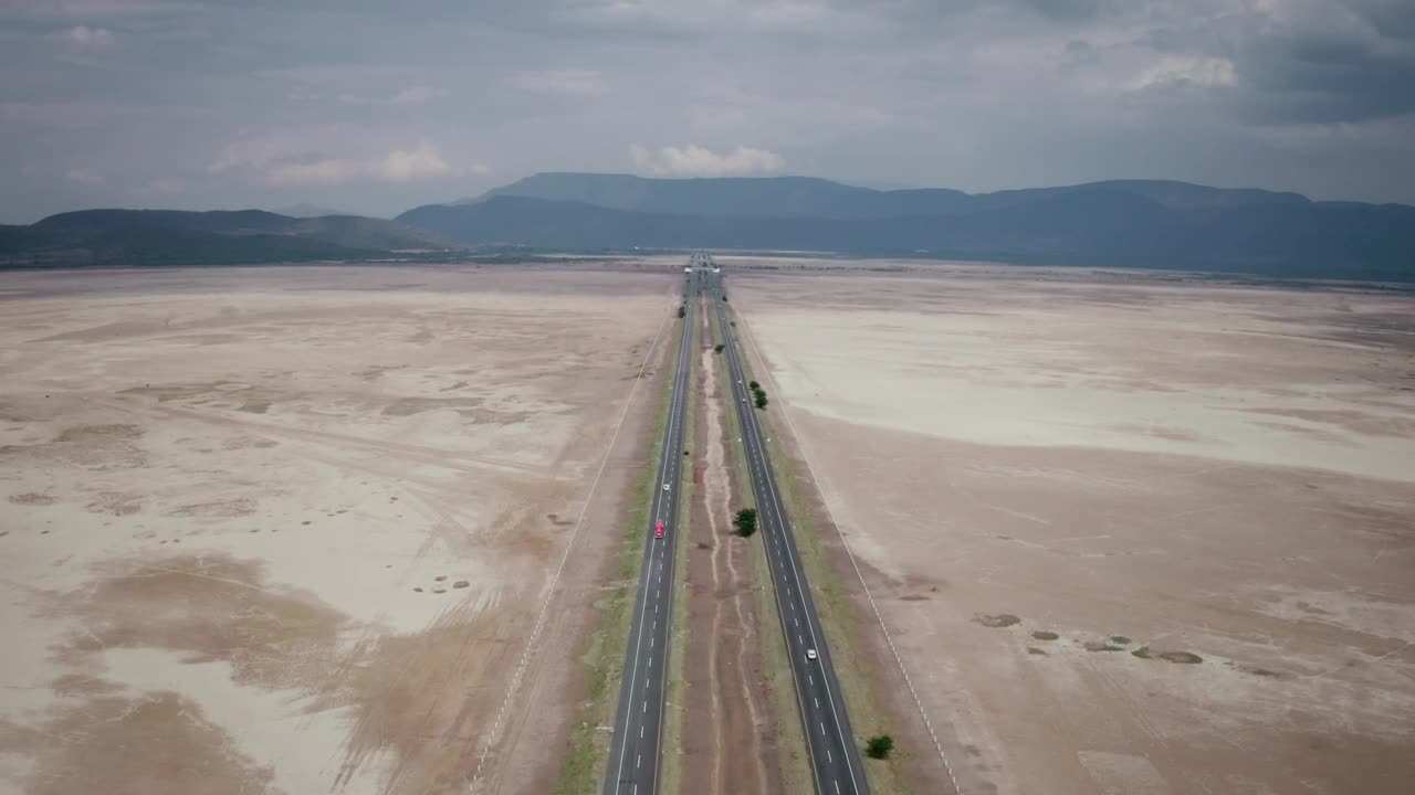 Free Stock Video Road With Traffic That Divides A Dry Lagoon Live Wallpaper - Free Download