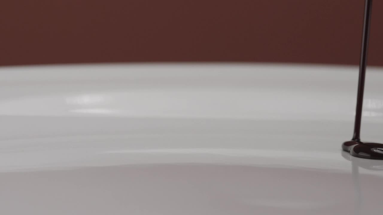 Video Stock Pouring Chocolate Syrup Onto A White Plate Live Wallpaper Free - Free Download