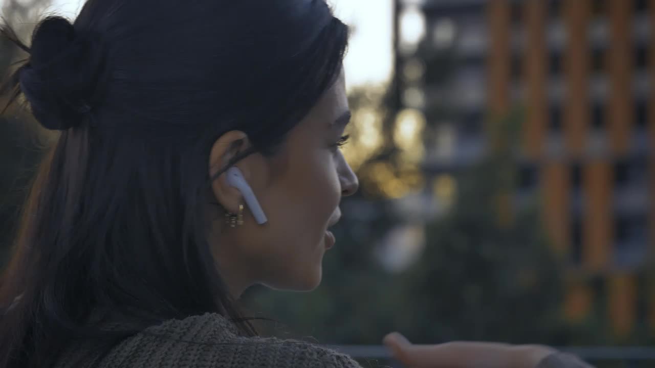 Free Stock Video Woman Outdoors Taking A Phone Call Live Wallpaper - Free Download