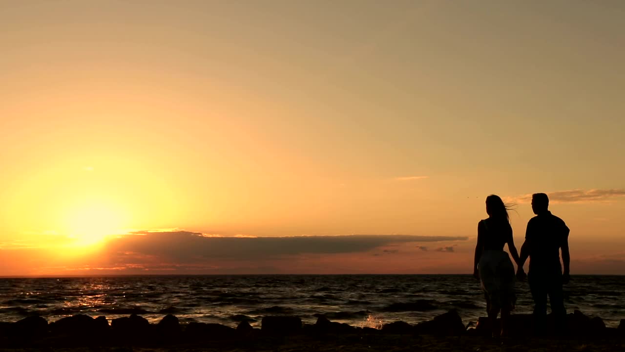Free Stock Video Silhouettes Of A Couple Holding Hands At Sunset Live Wallpaper - Free Download
