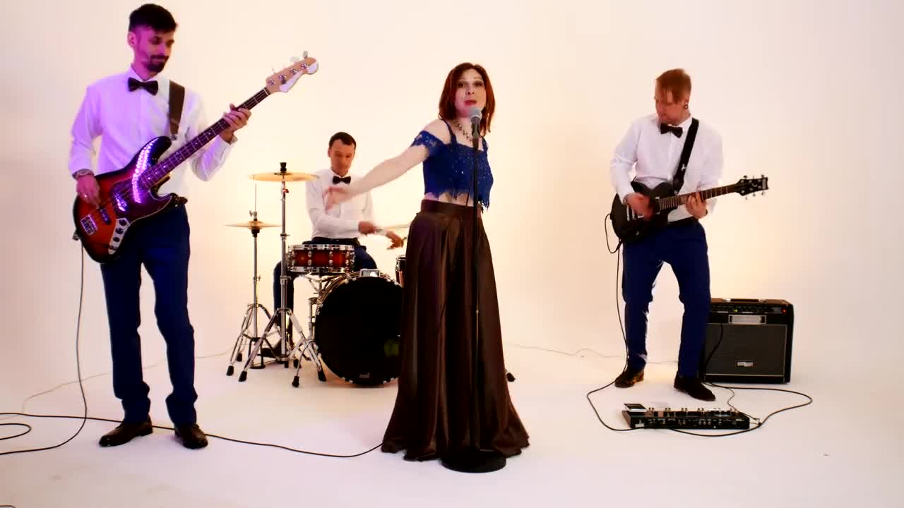 Free Stock Video Vocalist Of A Pop Rock Band Singing Live Wallpaper - Free Download