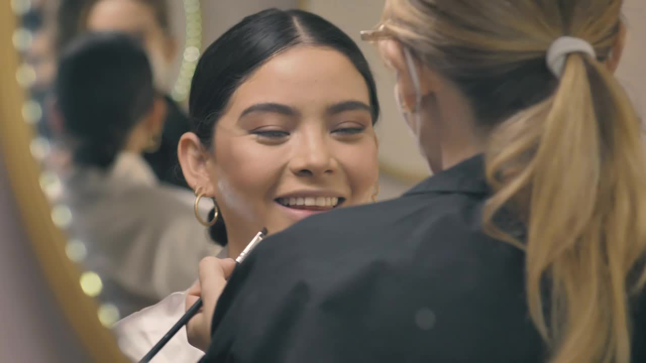 Video Stock Putting Makeup On A Bride In Front Of A Mirror Live Wallpaper Free - Free Download